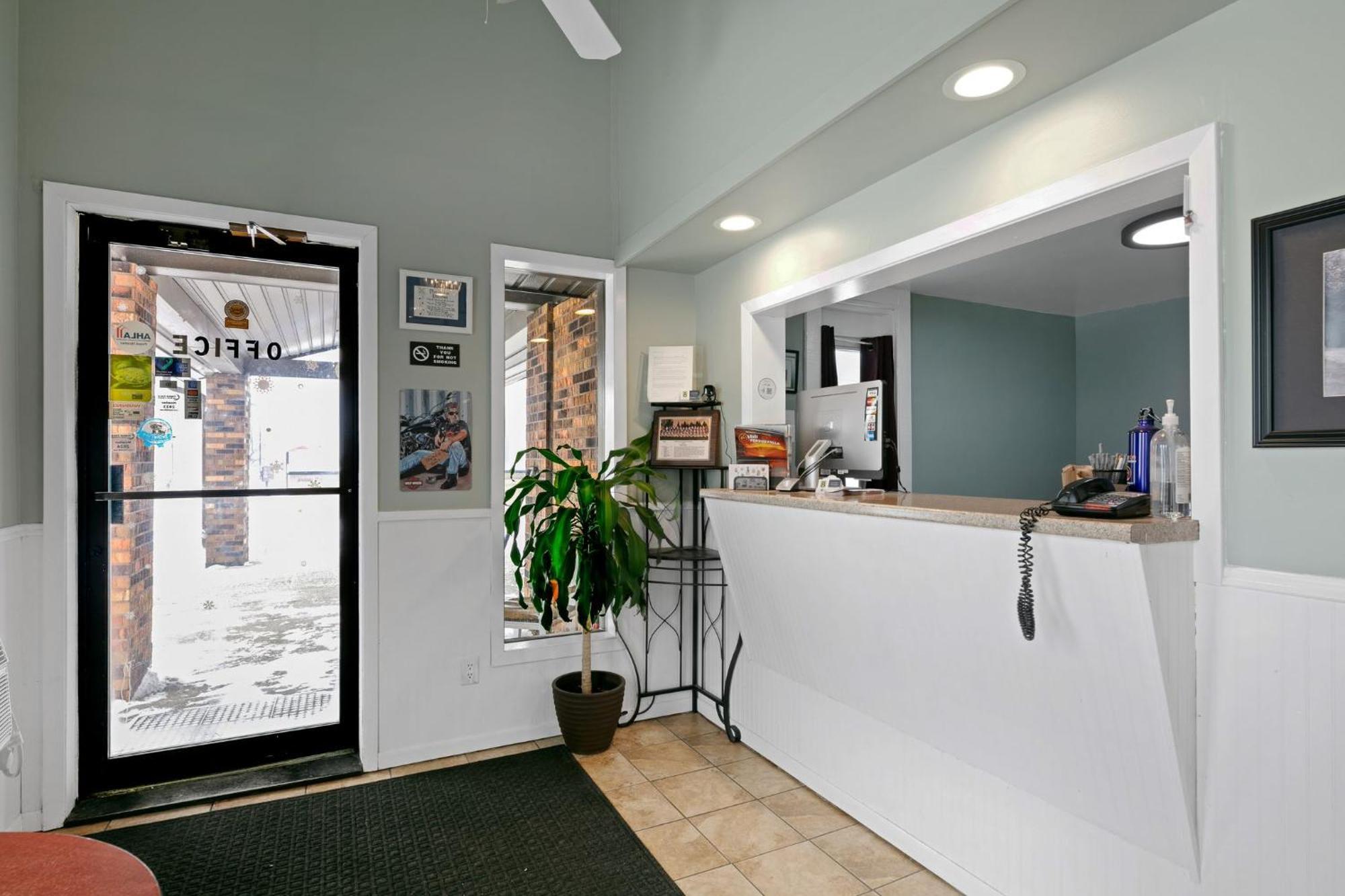 Hotel 8 Fergus Falls Екстер'єр фото